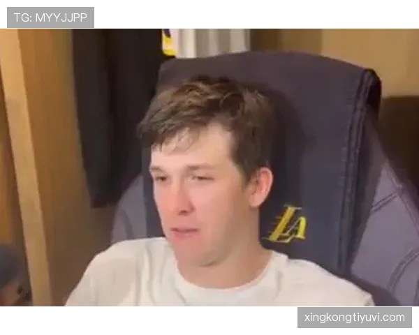 奥斯汀·里夫斯精准三分拉开比分 与队友投篮结构形成互补